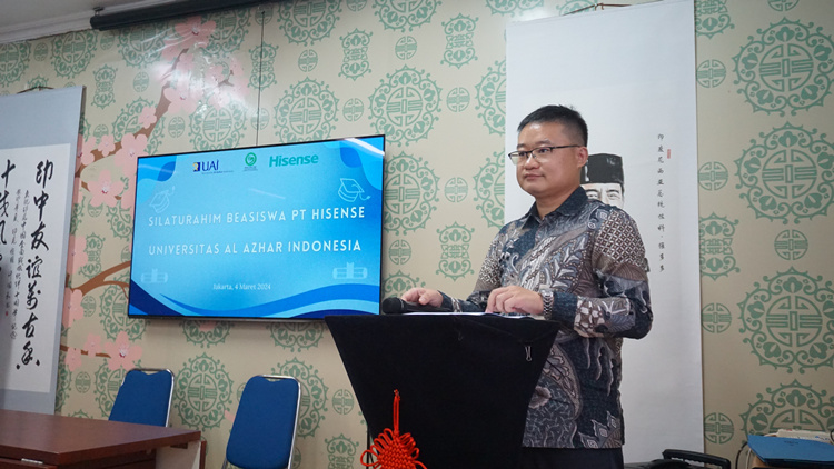 海信印尼公司總經(jīng)理李現(xiàn)委致辭。阿拉扎大學(xué)孔子學(xué)院供圖