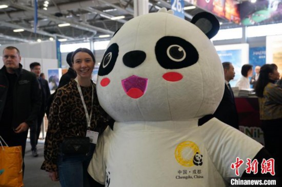3月5日，2024年柏林國際旅游交易會(huì)(ITB)在柏林會(huì)展中心拉開帷幕。以“你好！中國”為主題的中國展區(qū)當(dāng)日亮相展會(huì)。圖為觀眾與大熊貓人偶合影。中新社記者 馬秀秀 攝