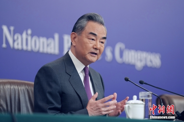 3月7日，十四屆全國人大二次會議在北京舉行記者會，中共中央政治局委員、外交部長王毅就中國外交政策和對外關(guān)系相關(guān)問題回答中外記者提問。<a target='_blank' href='/'><p  align=