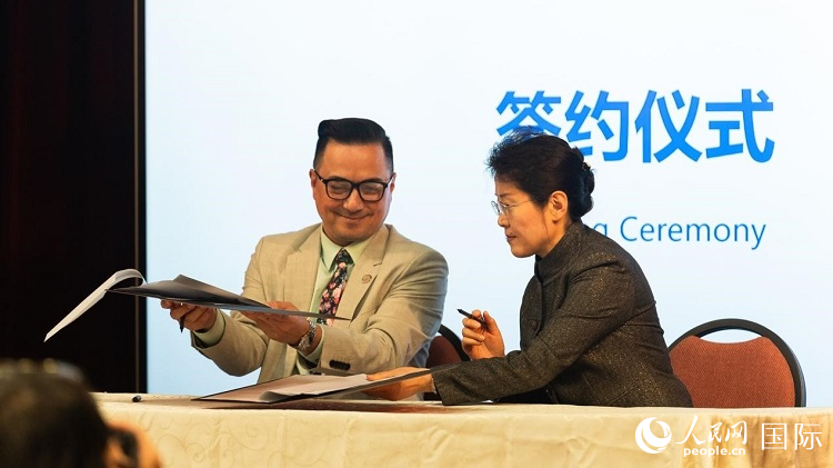 山東省圖書館與舊金山公共圖書館簽署合作協(xié)議。