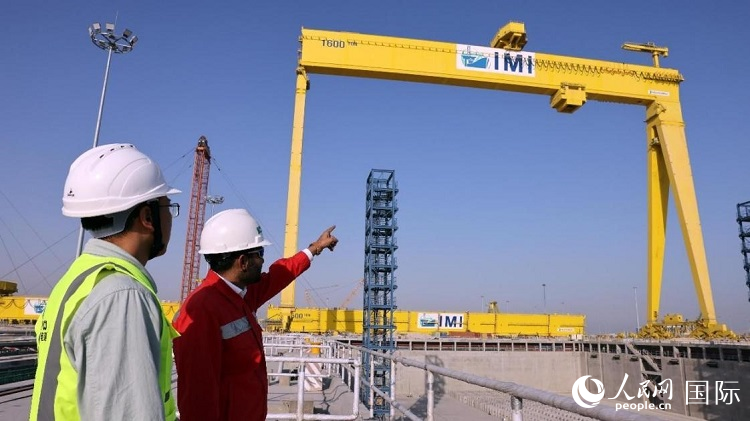 工作人員查看龍門吊情況。人民網(wǎng)記者管克江攝
