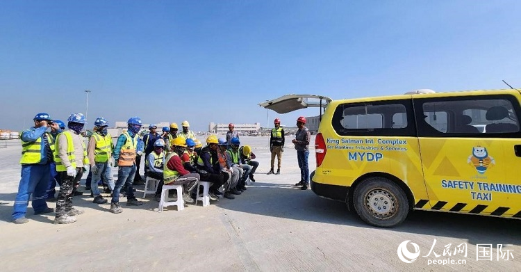 安全宣講出租車在現(xiàn)場播放安全視頻。人民網(wǎng)記者 管克江攝