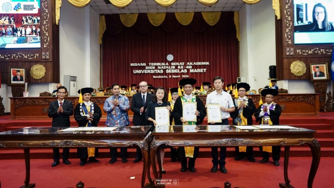 西華大學(xué)、三一一大學(xué)、印尼鋰源新材料有限公司、四川鋰源新能源有限公司四方共同簽署國際合作協(xié)議。印尼三一一大學(xué)孔子學(xué)院供圖