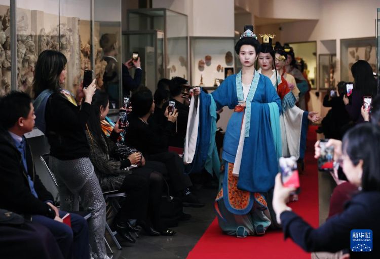 3月13日，在位于法國巴黎的吉美國立亞洲藝術(shù)博物館，模特展示敦煌復(fù)原服飾。新華社記者 高靜 攝