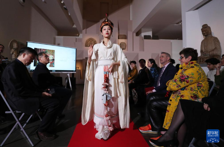 3月13日，在位于法國巴黎的吉美國立亞洲藝術(shù)博物館，模特展示敦煌復(fù)原服飾。新華社記者 高靜 攝