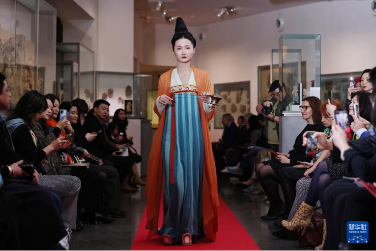 3月13日，在位于法國巴黎的吉美國立亞洲藝術(shù)博物館，模特展示敦煌復(fù)原服飾。新華社記者 高靜 攝