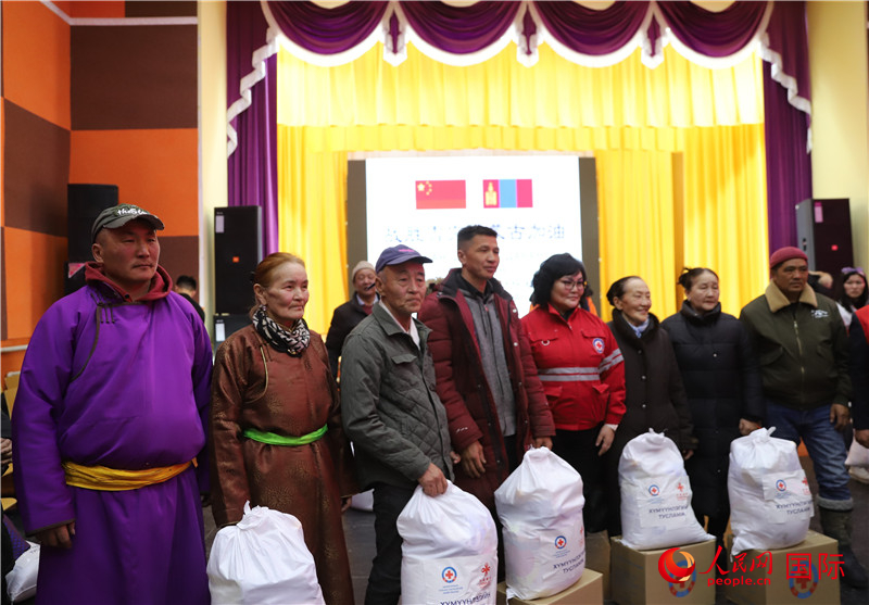 3月18日，向受災牧民分發(fā)中方賑災物資現(xiàn)場。人民網(wǎng)記者 霍文攝