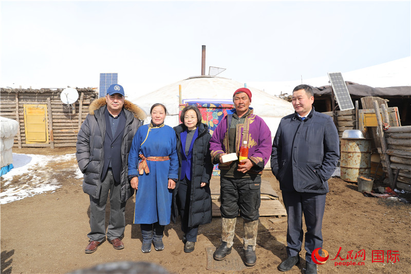 5.3月18日，沈大使與牧民及縣領導合影。人民網(wǎng)記者 霍文攝