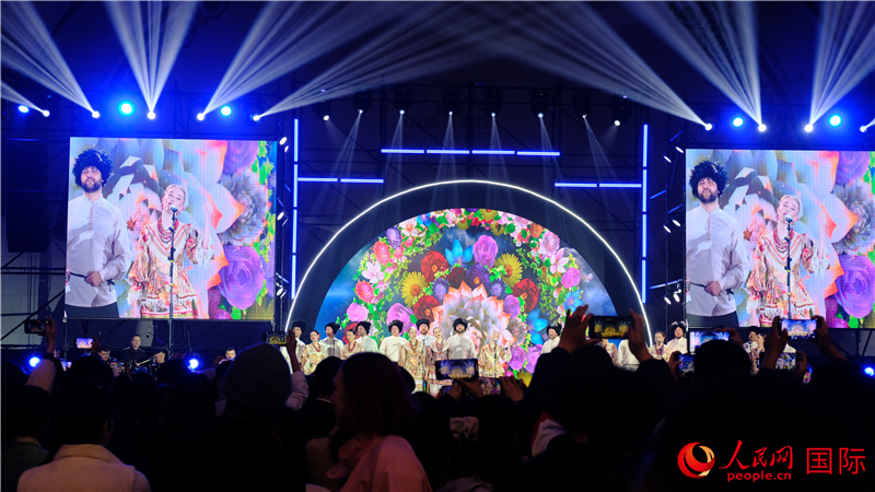 中俄觀眾欣賞俄羅斯傳統(tǒng)歌舞表演。人民網(wǎng) 褚夢琦攝