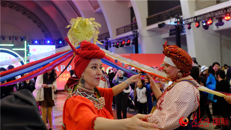 中俄觀眾在現(xiàn)場參與俄羅斯民俗互動游戲。人民網(wǎng) 褚夢琦攝