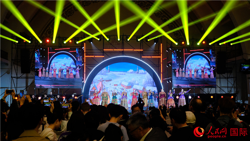 中俄觀眾欣賞俄羅斯傳統(tǒng)歌舞表演。人民網(wǎng) 褚夢琦攝