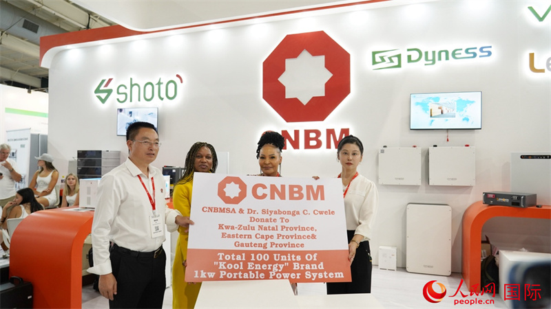 18日下午，中國建材國際南非公司向夸祖魯納塔爾省、東開普省及豪登省三省的社區(qū)捐贈100臺KOOL ENERGY移動電源設備(UPS)。人民網(wǎng) 劉暢攝