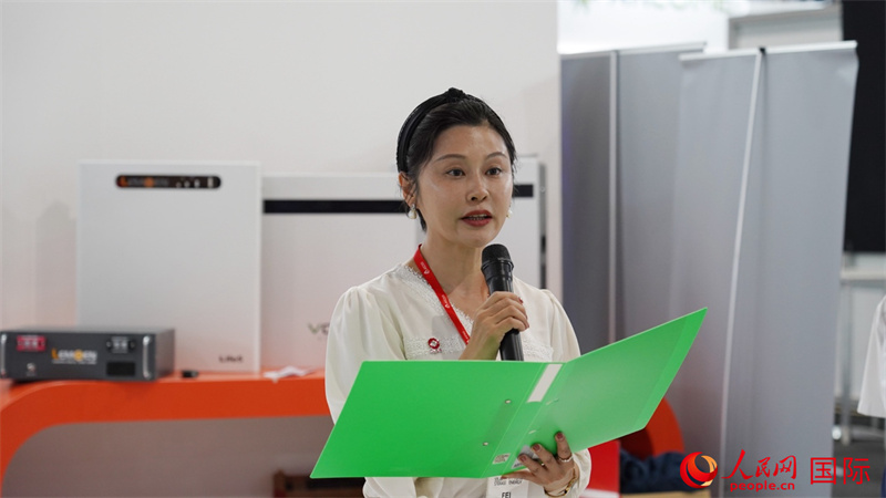 中建材海外經(jīng)濟合作有限公司總經(jīng)理姜婓致辭。人民網(wǎng) 劉暢攝