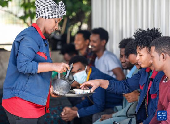 2024年2月16日，在埃塞俄比亞杜凱姆市的東方工業(yè)園，工人在工作間隙休息。 新華社記者 李亞輝 攝