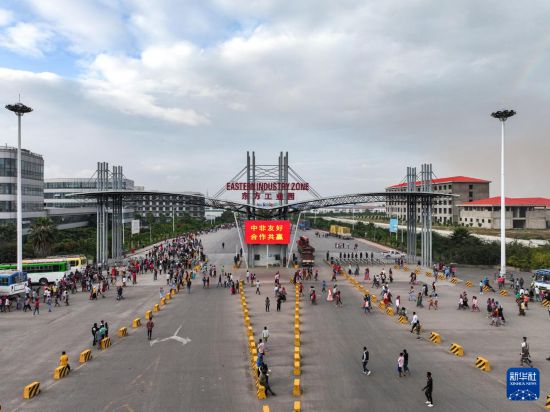 這是2023年11月3日在埃塞俄比亞杜凱姆市拍攝的東方工業(yè)園大門（無(wú)人機(jī)照片）。 新華社發(fā)（東方工業(yè)園供圖）