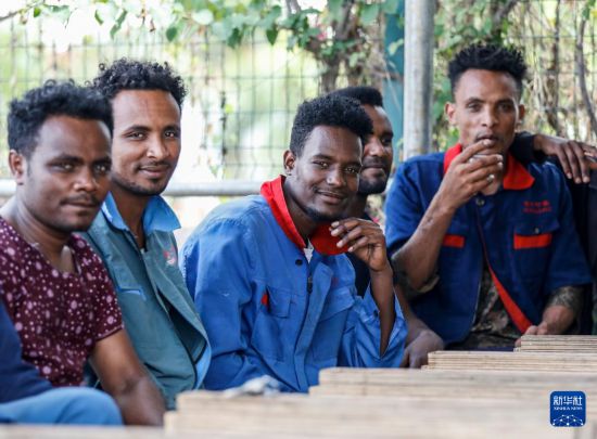 2024年2月16日，在埃塞俄比亞杜凱姆市的東方工業(yè)園，工人在工作間隙休息。 新華社記者 李亞輝 攝