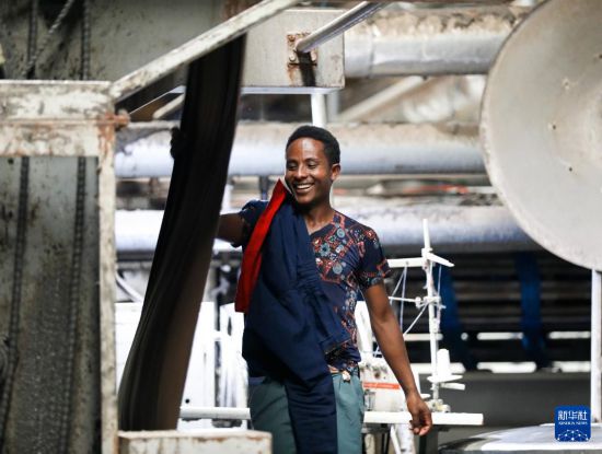 2024年2月16日，在埃塞俄比亞杜凱姆市的東方工業(yè)園，工人在東方紡織印染有限公司的車間內(nèi)工作。 新華社記者 李亞輝 攝