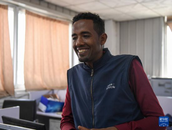 2024年2月16日，在埃塞俄比亞杜凱姆市的東方工業(yè)園，東方紡織印染有限公司經(jīng)理格圖·克貝貝接受新華社記者采訪。 新華社記者 李亞輝 攝