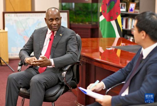 3月4日，多米尼克總理斯凱里特在首都羅索接受新華社記者專訪。新華社記者 趙凱 攝