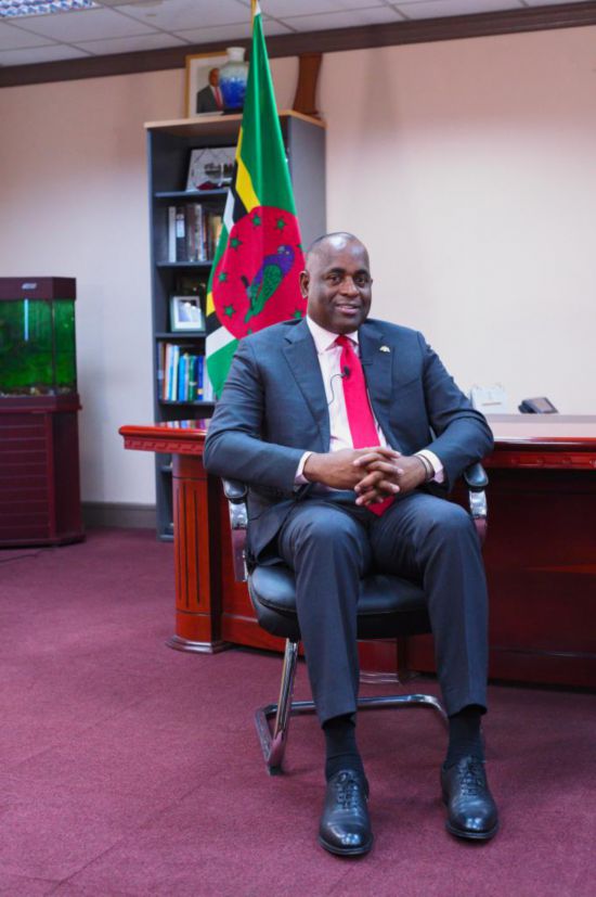 3月4日，多米尼克總理斯凱里特在首都羅索的總理辦公室接受新華社記者獨家專訪。新華社記者 趙凱 攝