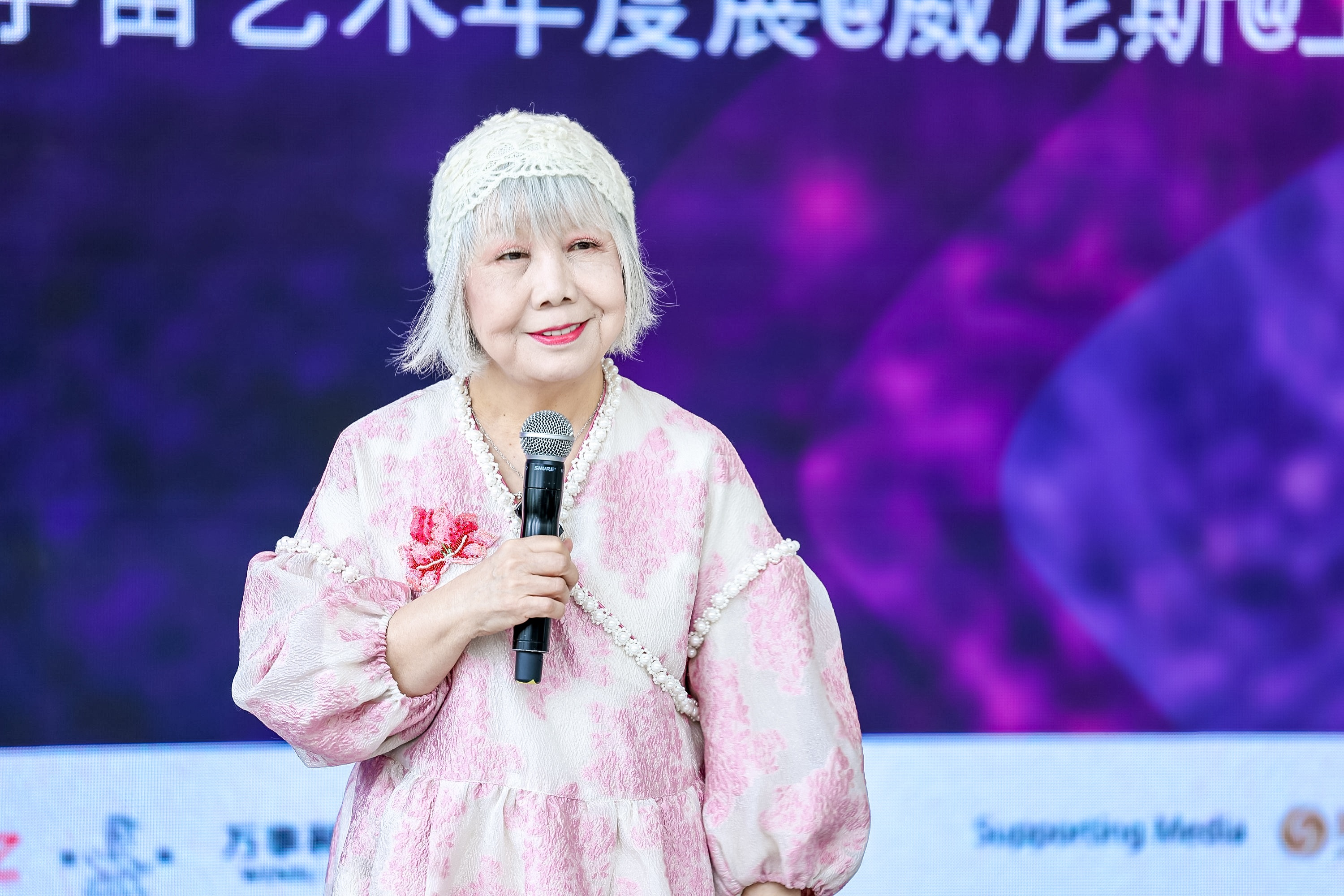 圖3：資深策展人、藝評(píng)家、臺(tái)北實(shí)踐大學(xué)教授陸蓉之致辭（圖片：鳳凰中心）