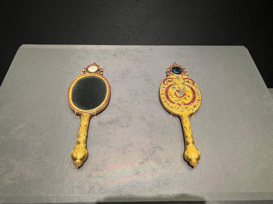 銅鍍金鑲表橢圓把鏡。新華社記者徐壯 攝
