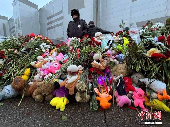 當(dāng)?shù)貢r間3月24日，俄羅斯全國哀悼日，悼念22日發(fā)生在莫斯科州克拉斯諾戈爾斯克市“克羅庫斯城”音樂廳恐怖襲擊事件中的遇難者。此次恐襲已導(dǎo)致137人遇難，150多人受傷。圖為民眾在恐襲事件現(xiàn)場附近敬獻的鮮花和毛絨玩具。<a target='_blank' href='/'><p  align=