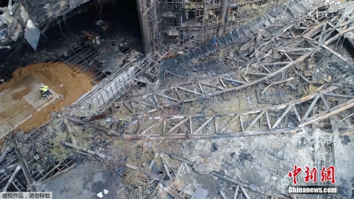 當(dāng)?shù)貢r(shí)間2024年3月26日下午，據(jù)俄羅斯緊急情況部公布的消息，莫斯科州“克羅庫(kù)斯城”音樂(lè)廳恐怖襲擊事件的搜救工作已經(jīng)全部結(jié)束。據(jù)介紹，工作人員已完成現(xiàn)場(chǎng)滅火救援以及廢墟清理的工作。圖為發(fā)生恐怖襲擊事件后音樂(lè)廳內(nèi)部滿目瘡痍。（視頻截圖）