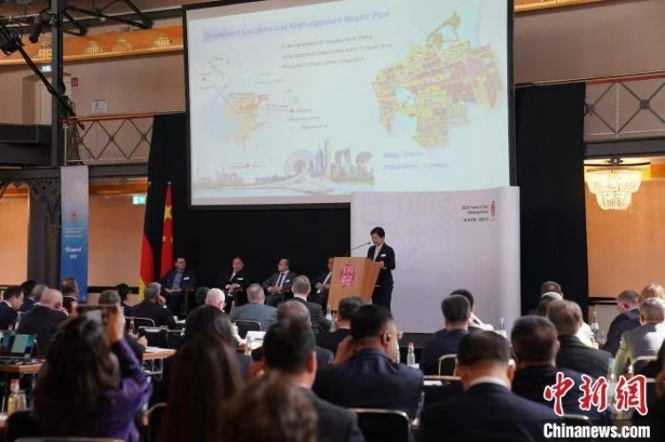當(dāng)?shù)貢r(shí)間4月5日，由中國(guó)商務(wù)部主辦的“投資中國(guó)”德國(guó)專場(chǎng)推介活動(dòng)在斯圖加特市舉行。中新社記者 馬秀秀 攝