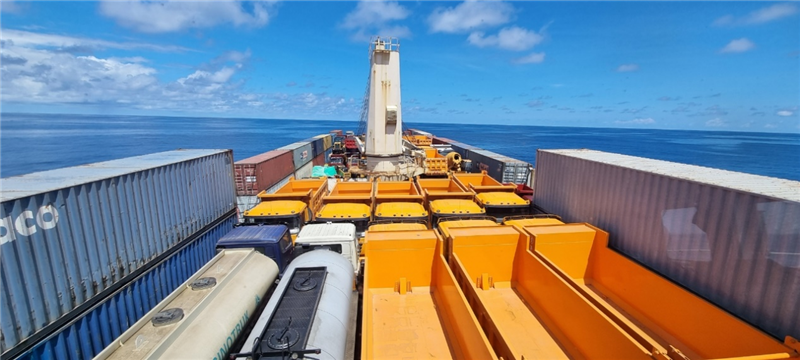 中蘇海運直航貨輪在海上行駛。中國駐蘇里南大使館供圖