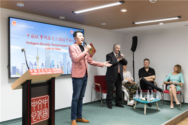 中國青年男高音歌唱家方瀧與奧爾基·圖爾達合唱羅語歌曲。布加勒斯特中國文化中心供圖。