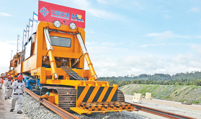 中企承建的馬東鐵項(xiàng)目創(chuàng)造就業(yè)機(jī)會(huì)超過1.8萬個(gè)，合作的當(dāng)?shù)仄髽I(yè)超過1900家——為促進(jìn)馬來西亞東西海岸互聯(lián)互通貢獻(xiàn)力量（共建“一帶一路”第一現(xiàn)場）