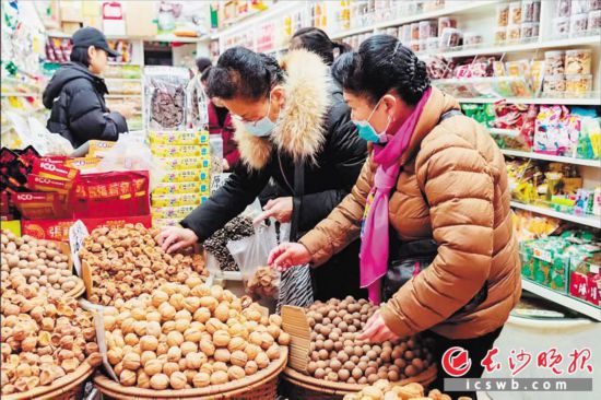 　　在長沙南門口菜市場附近的一家炒貨店內(nèi)，市民正在選購年貨?！　￠L沙晚報(bào)全媒體記者 范宏歡 攝