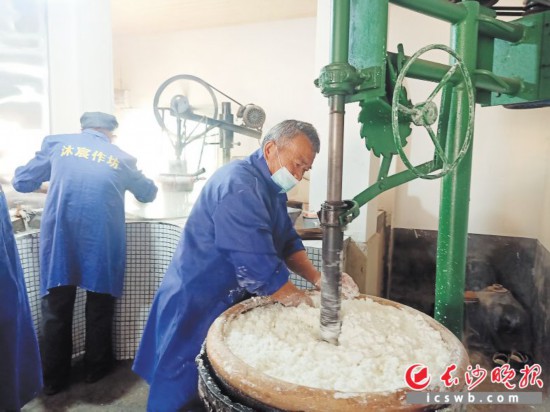 　　作坊里工人正在進(jìn)行粉絲生產(chǎn)。受訪者供圖