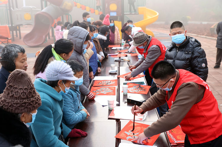 書(shū)法愛(ài)好者現(xiàn)場(chǎng)寫(xiě)春聯(lián)。翠屏區(qū)融媒體中心供圖