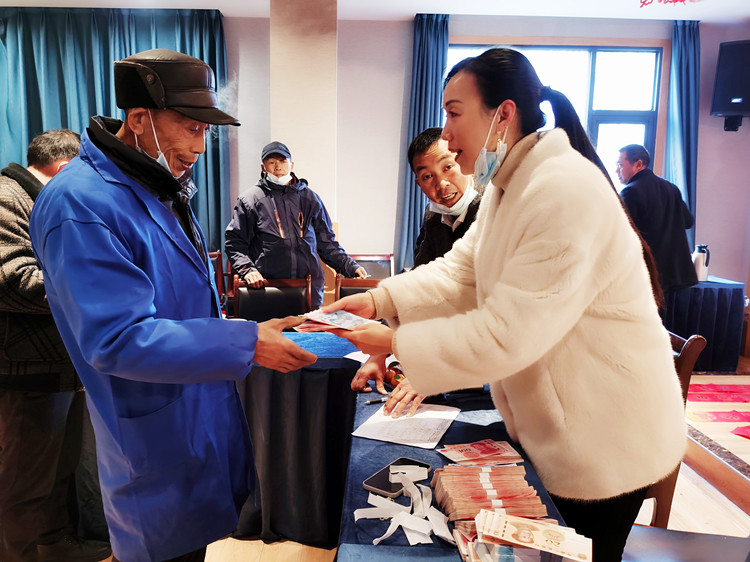 村民領(lǐng)取分紅金。朝天區(qū)融媒體中心供圖