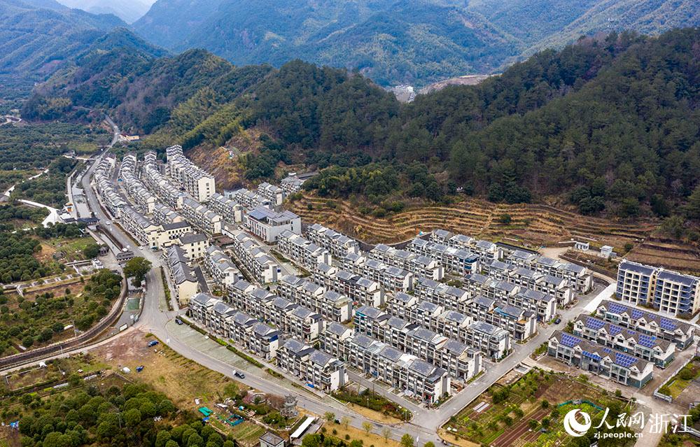 近日，航拍寧波市海曙區(qū)龍觀鄉(xiāng)李岙村屋頂光伏項(xiàng)目。人民網(wǎng) 章勇濤攝