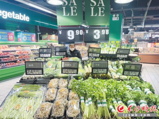 　　家樂福芙蓉廣場店，市民在選購春菜。