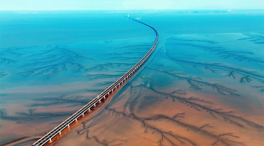 錯(cuò)落有致的溝壑與灘涂地貌有機(jī)融合，勾勒出形態(tài)各異的“灘涂丹青”。虞昌勝攝