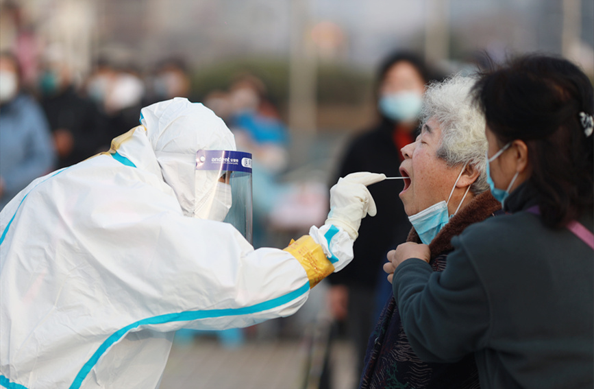 居民在南開區(qū)社區(qū)核酸檢測點進(jìn)行核酸檢測。王英浩攝