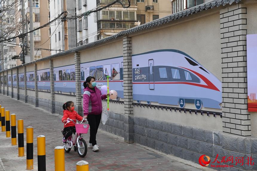 石家莊市談南路上的石家莊工業(yè)印記文化長(zhǎng)廊吸引了過(guò)往市民駐足觀看。 張震攝