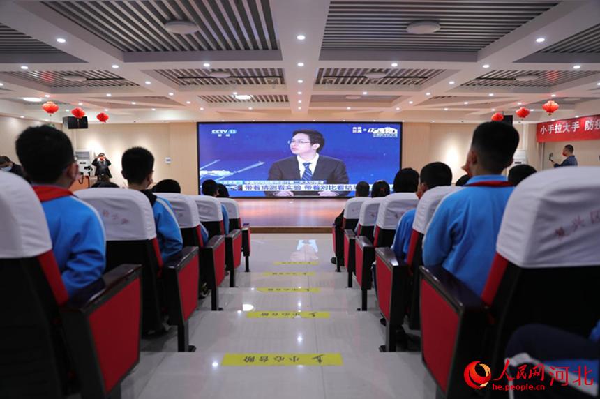 邯鄲市復(fù)興區(qū)實(shí)驗(yàn)小學(xué)學(xué)生集中收聽收看“天宮課堂”第二課。 王伸攝