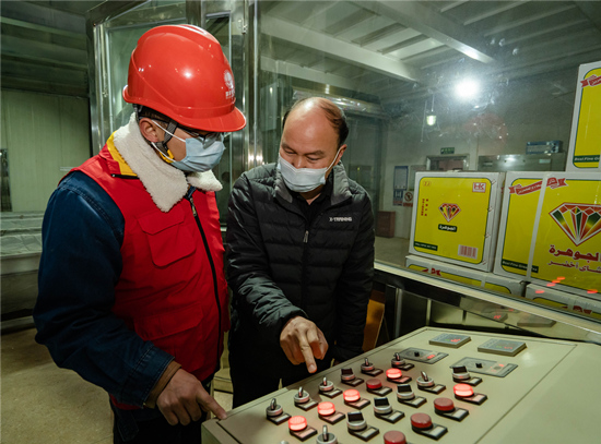 電力工作人員對(duì)用電企業(yè)進(jìn)行指導(dǎo)。受訪單位供圖