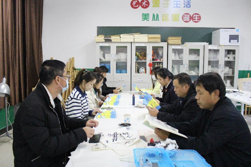 河北省臨西縣人民檢察院未檢檢察官在臨西縣第二小學(xué)為家長(zhǎng)講解家庭教育促進(jìn)法。 孫國(guó)月攝