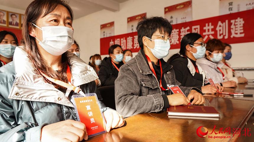 廉潔家風(fēng)宣講員持證上崗。 李揚(yáng)攝