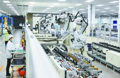 全球鋰離子電池領(lǐng)軍企業(yè)欣旺達(dá)動(dòng)力電池生產(chǎn)車間。 南京日?qǐng)?bào)/紫金山新聞?dòng)浾?崔曉 攝