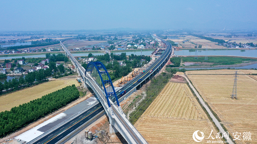 工作人員正在加速推進牛屯河特大橋項目。人民網 王銳攝。