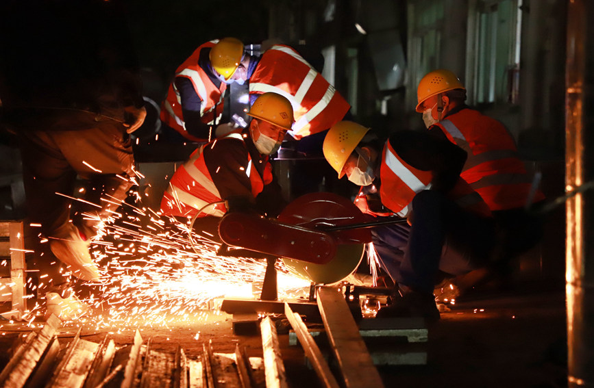 建設者們爭分奪秒保證進度。雷占勝攝