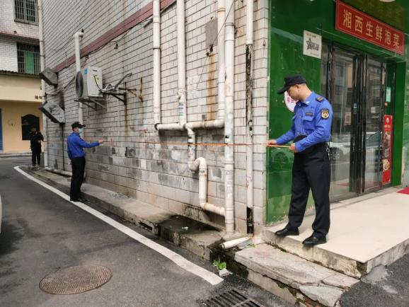 聯(lián)合執(zhí)法小組進行房屋入戶調查丈量。單位供圖