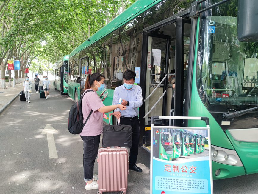 公交車從校園宿舍樓下出發(fā)，直達鄭州火車站和鄭州東站。崔晨攝